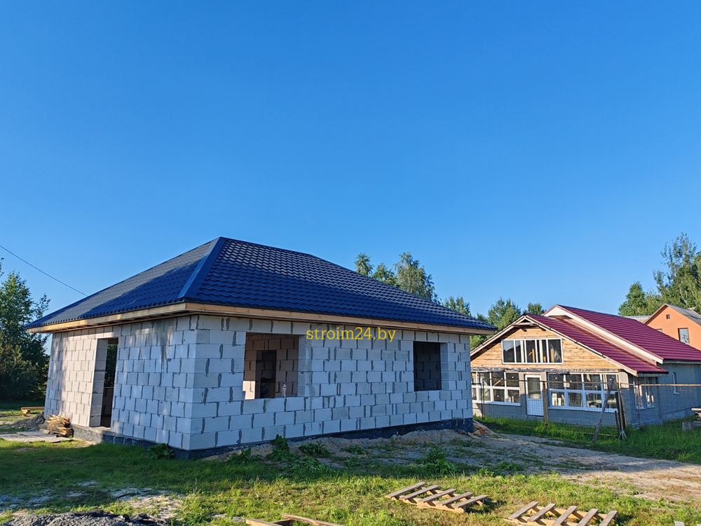 Монтаж вальмовой кровли из металлочерепицы в Гомеле