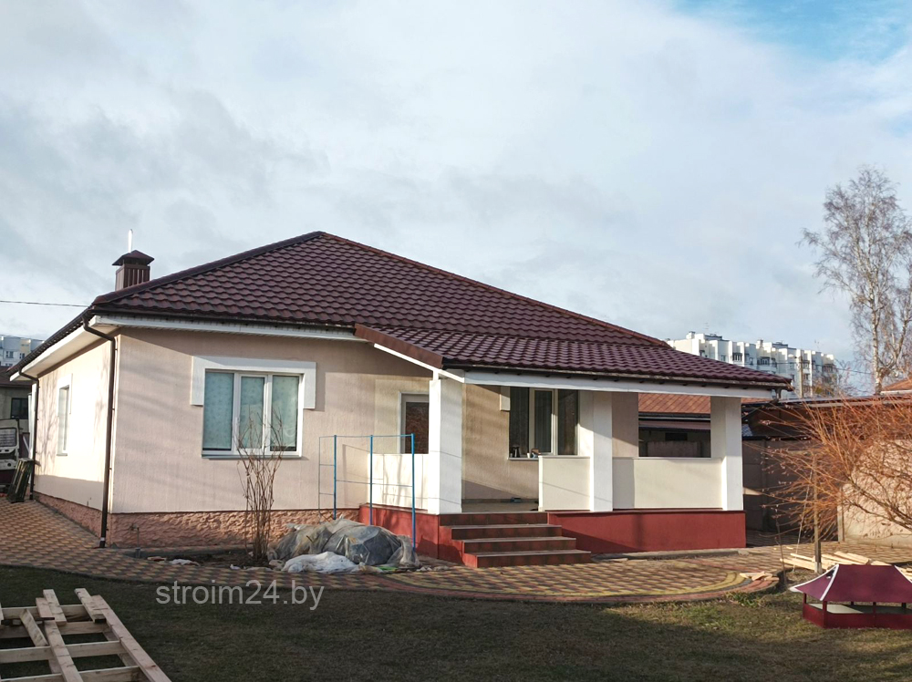 Четырехскаткая кровля из металлочерепицы в Гомеле.